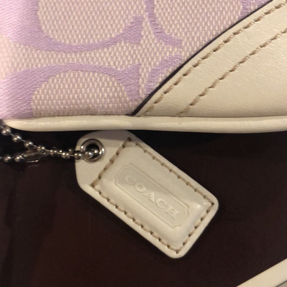 Coach waitlist - Picture 4 of 4